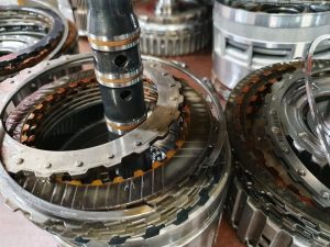 Ce se întâmplă când intră apa în cutia automată?