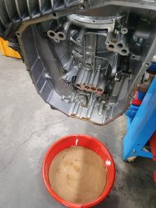 Ce se întâmplă când intră apa în cutia automată?