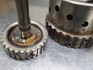 Ce se întâmplă când intră apa în cutia automată?