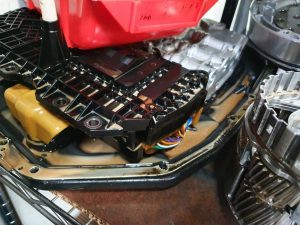 Ce se întâmplă când intră apa în cutia automată?