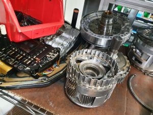 Ce se întâmplă când intră apa în cutia automată?